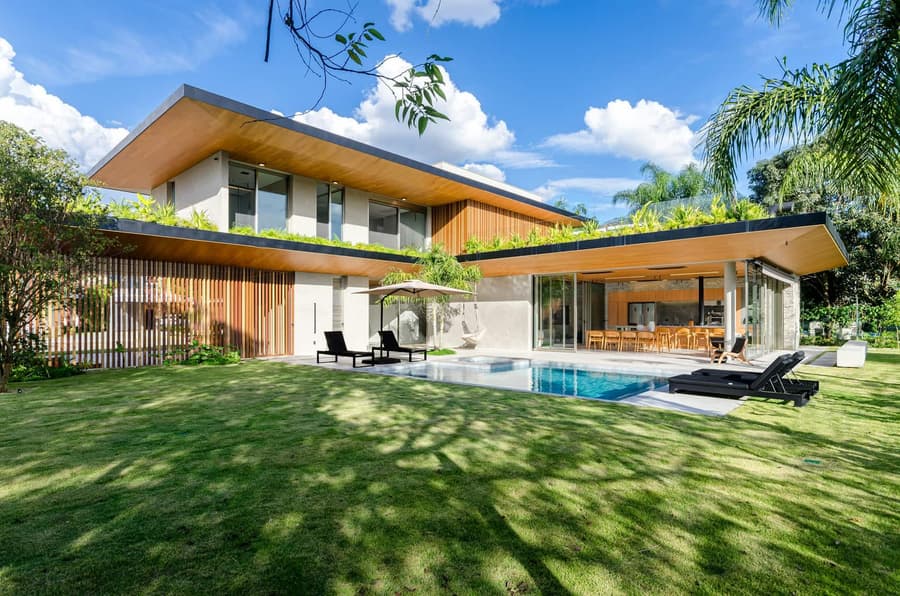 Villa tropicale bioclimatique dans son terrain
